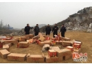 凤凰公安集中销毁2370件非法烟花爆竹